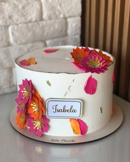 Bolo decorado artesanal B'Belly Doces – Bolo Isabela com flores